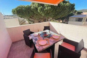 Outdoor dining - T3 with terrace in La Favière - 300m from the beach (Bormes-les-Mimosas)