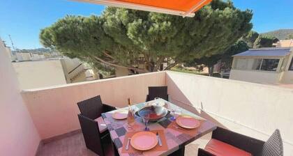 T3 with terrace in La Favière - 300m from the beach