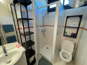 Douche, sĂšche-cheveux, serviettes fournies