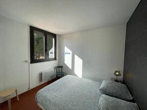 2 chambres, fer et planche Ă repasser, draps fournis