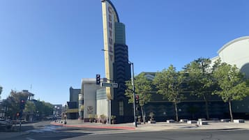 Una vista di una strada con un edificio dalla facciata curva e insegna con scritto "CENTURY".