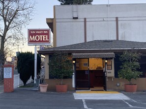 Front of property - Sun Valley Inn (Pleasant Hill)