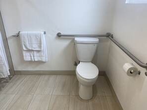 Deluxe Room, 1 Queen Bed, Accessible, Non Smoking | Bathroom | Shower, towels - Sun Valley Inn (Pleasant Hill)