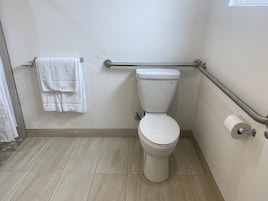 Quarto luxo, 1 cama Queen, acessível, para não fumantes | Banheiro | Chuveiro, toalhas de banho