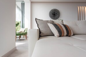 1 quarto, escrivaninha, ferros/tábuas de passar roupa, acesso à internet