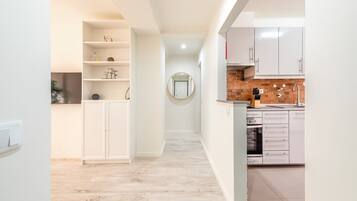 Jääkaappi, mikroaaltouuni, uuni, liesi