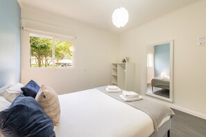 3 bedrooms, desk, iron/ironing board, internet