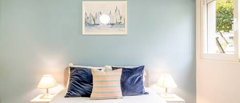 3 bedrooms, desk, iron/ironing board, Internet