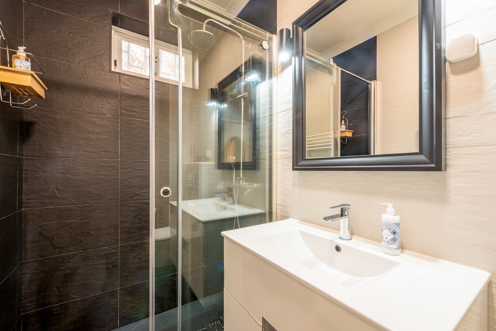 Een douche, een haardroger, handdoeken