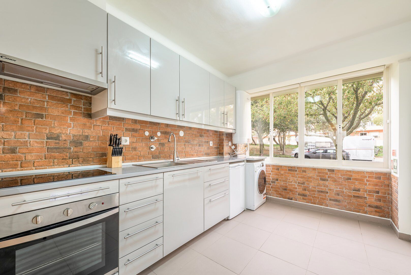 Jääkaappi, mikroaaltouuni, uuni, liesi