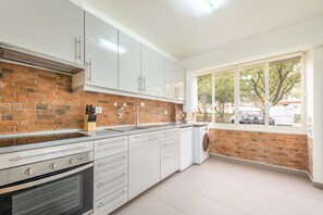 Geladeira, micro-ondas, fogão, cooktop