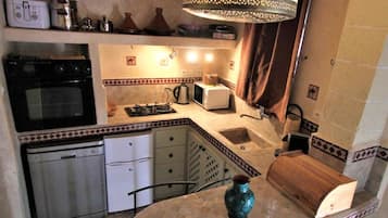 Fridge, oven, stovetop, coffee/tea maker