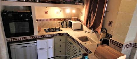 Frigorífico, horno, placa de cocina y cafetera o tetera