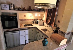 Køleskab, ovn, kogeplade, kaffe-/temaskine