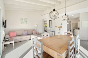 Smart TV - Villa Binixiqui · Cosy 3 bedroom villa close to the sea. Full AC. WiFi (Binibèquer)
