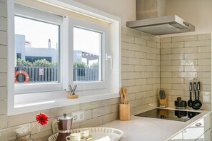 Een koelkast, een microgolfoven, een oven, een vaatwasser