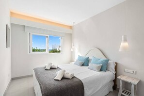 3 slaapkamers, een strijkplank/strijkijzer, gratis wifi, beddengoed