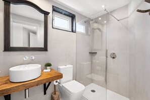 Amenidades de baño gratuitas, secadora de cabello, toallas 