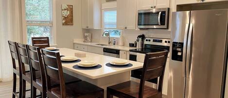 Køleskab, mikrobølgeovn, ovn, kogeplade