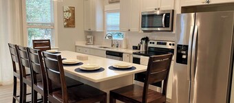 Dog Friendly Luxury Condo, Walk to the Beach