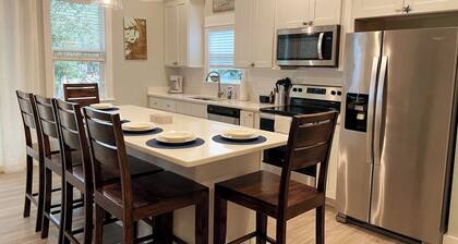 Dog Friendly Luxury Condo, Walk to the Beach