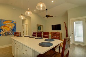 Dining - Dog Friendly Luxury Condo, Walk to the Beach (Corolla)
