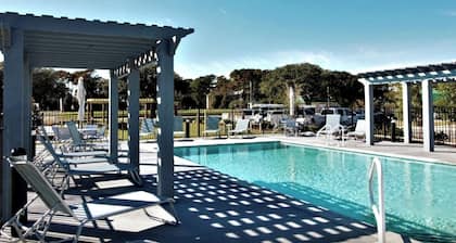 Dog Friendly Luxury Condo, Walk to the Beach