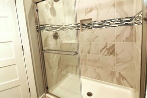 Combined shower/tub, towels - Dog Friendly Luxury Condo, Walk to the Beach (Corolla)