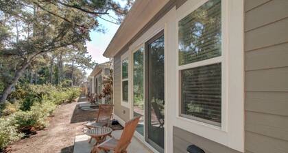 Dog Friendly Luxury Condo, Walk to the Beach