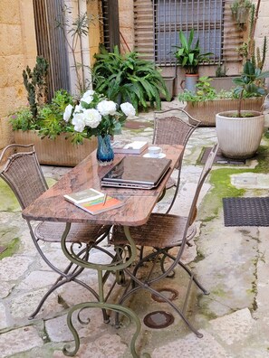 Outdoor dining - 1700s STONE HOUSE + PATIO IN THE OLD TOWN. (Giovinazzo)