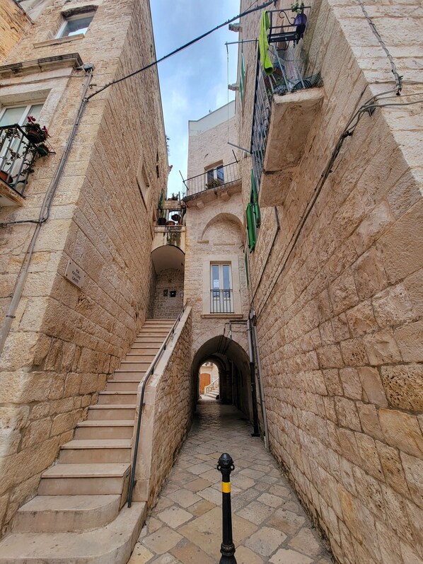Exterior - 1700s STONE HOUSE + PATIO IN THE OLD TOWN. (Giovinazzo)