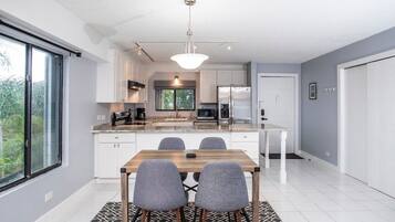 Refrigerador, microondas, horno y parrilla de estufa