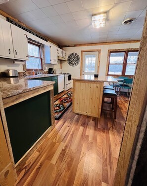 Fridge, microwave, oven, stovetop - Guest House at CM Cattleco (Edgar Springs)