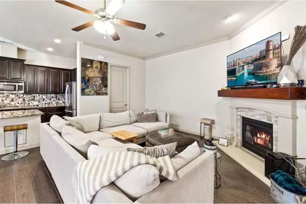 Clean Modern Spacious Open, King bed in peaceful neighborhood,Near DFW Airport