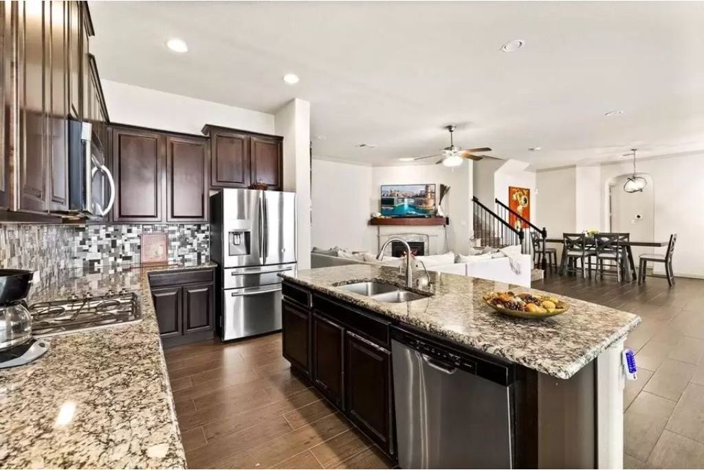 Clean Modern Spacious Open, King bed in peaceful neighborhood,Near DFW Airport