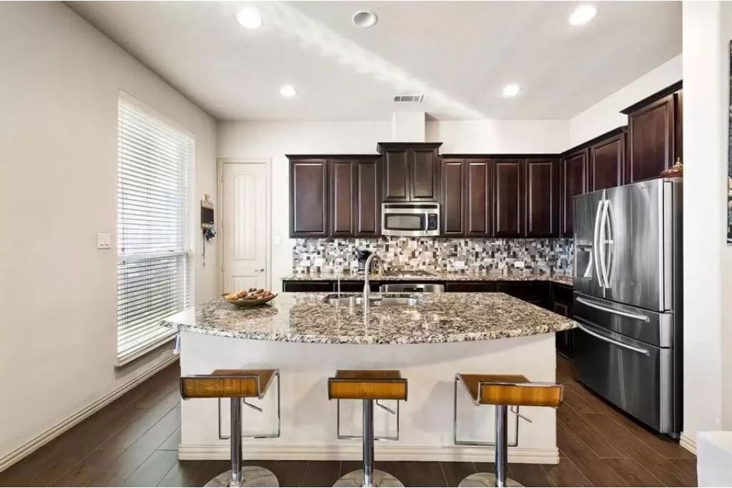 Clean Modern Spacious Open, King bed in peaceful neighborhood,Near DFW Airport