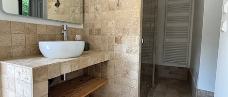 Douche, séchoir à cheveux, serviettes fournies, savon
