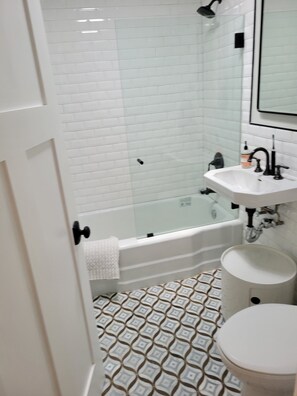 Combined shower/bathtub - Charming renovated bungalow steps from the Santa Barbara Bowl (Santa Barbara)
