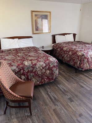 Standard Double Room | Down comforters, blackout drapes, free WiFi, bed sheets - CRYSTAL MOTEL (Red Bluff)