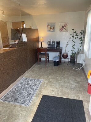 Lobby - CRYSTAL MOTEL (Red Bluff)