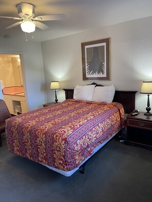 Standard Room | Down comforters, blackout drapes, free WiFi, bed sheets - CRYSTAL MOTEL (Red Bluff)