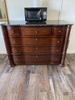 Standard-huone | Oleskelualue | 32–tuumainen LCD-televisio, jossa kaapelikanavat