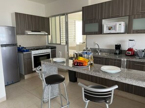 Réfrigérateur, micro-ondes, four, cafetière/bouilloire