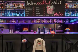 Bar (on property) - Moxy Szczecin City (Szczecin)