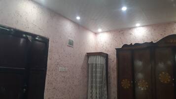 Habitación doble clásica | Ropa de cama de alta calidad y camas con efecto memoria