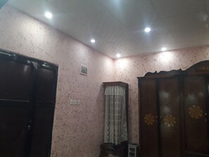 Phòng đôi phong cách cổ điển | Bộ đồ giường cao cấp, nệm cao su hoạt tính (memory foam) 