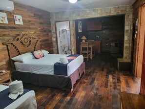 Cabin Deluxe, 1 giường đôi, quang cảnh vườn, cao tầng | Bàn, truy cập Internet không dây miễn phí, bộ trải giường 