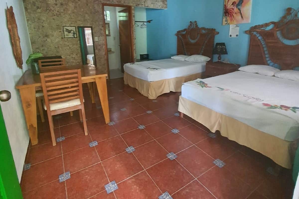 Habitación doble, 2 camas matrimoniales | Escritorio, wifi gratis y ropa de cama