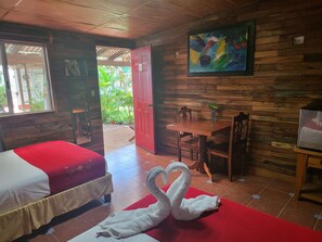 Escritorio, wifi gratis y ropa de cama 