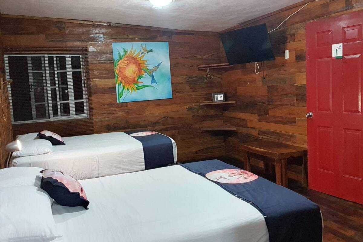 Cabaña Principal | Escritorio, wifi gratis y ropa de cama